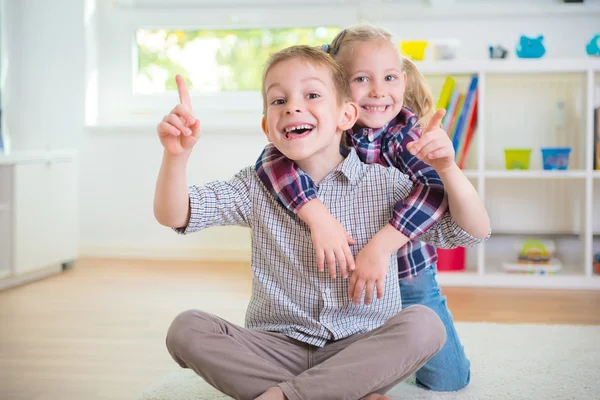 Lindo hermanito y hermana tener divertido — Foto de Stock