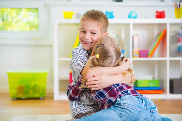 Lindo hermano y hermana tener divertido — Foto de Stock