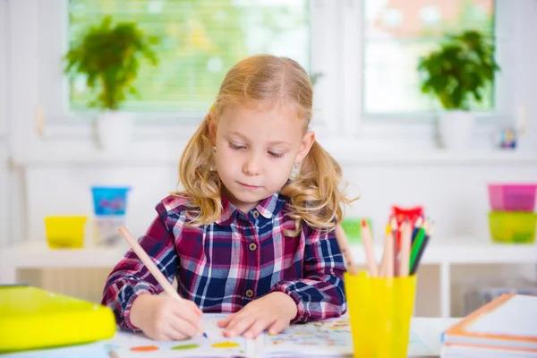 Ωραίο κορίτσι ζωγραφίζει στο σχολείο. — Φωτογραφία Αρχείου