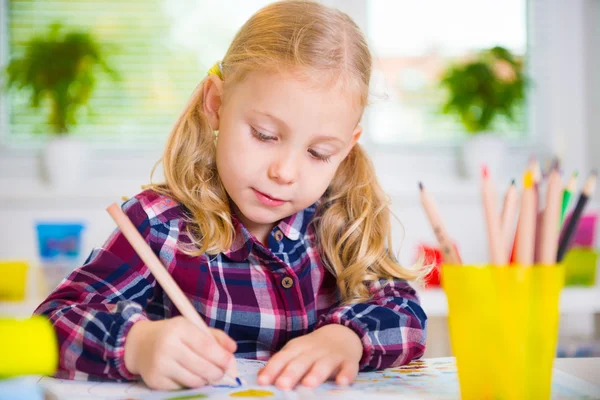 Ωραίο κορίτσι ζωγραφίζει στο σχολείο. — Φωτογραφία Αρχείου