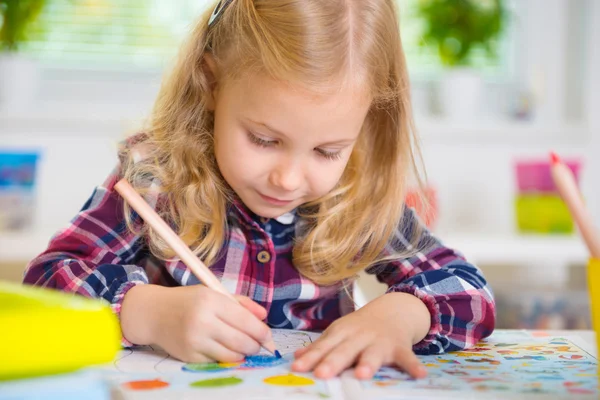 Carino ragazza disegno a scuola — Foto Stock