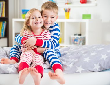Sleepwears yatakta iki mutlu kardeşler