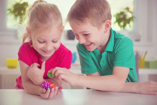 Twee gelukkige kinderen spelen met dobbelstenen — Stockfoto