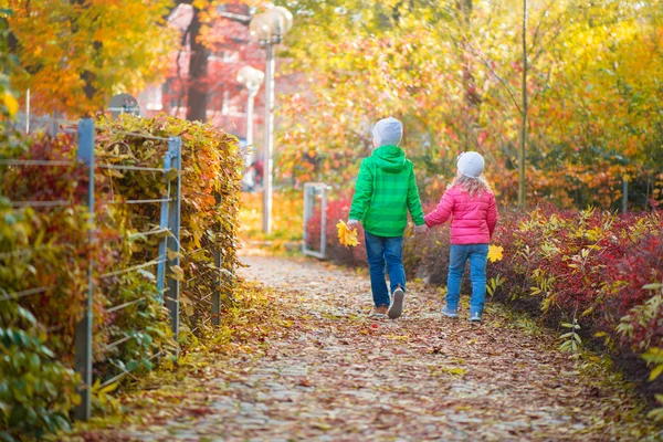 Schattige kinderen lopen in de herfst stad — Stockfoto