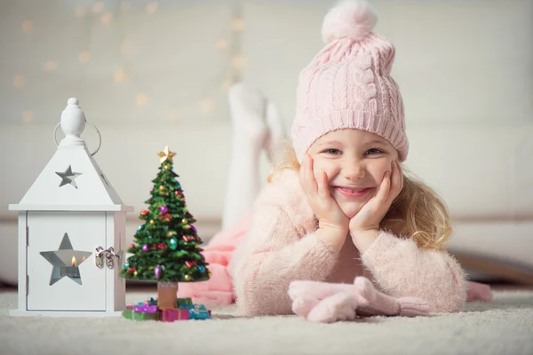 Ritratto di bambina con albero di Capodanno e torcia — Foto Stock