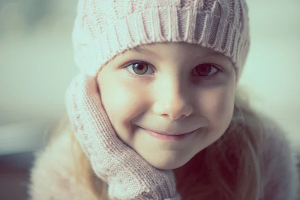 Portrét hezká holčička v čepici a rukavice — Stock fotografie