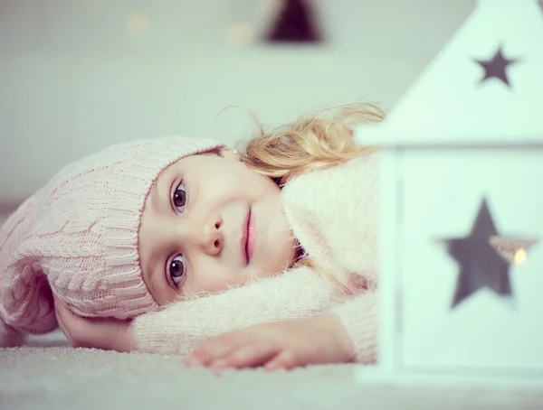 Retrato de menina bonito no tempo de Natal — Fotografia de Stock