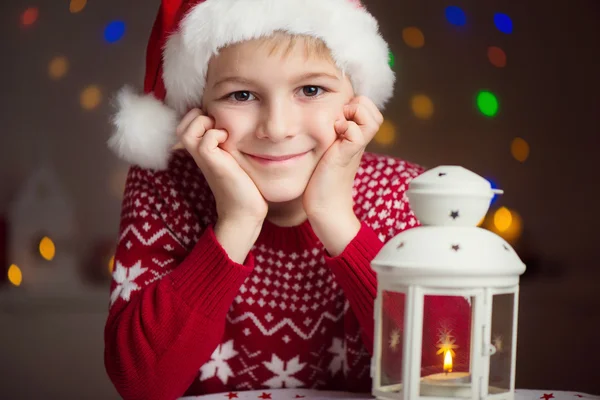 Різдво дитина писати лист до Санта в Червона Шапочка — стокове фото