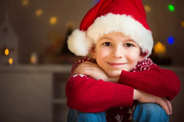 Schattige kleine jongen in rode hoed wachten Santa Claus — Stockfoto