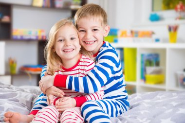 Sevimli küçük kardeşim ve kız kardeşi pijama
