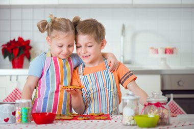 Sevimli erkek ve kız Noel kurabiyeleri evde hazırlanıyor