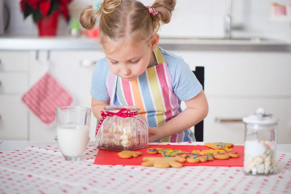 Söt tjej med jul godis hemma — Stockfoto