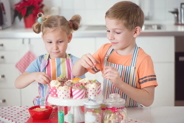 Bonito menino e menina preparando biscoitos de Natal em casa — Fotografia de Stock