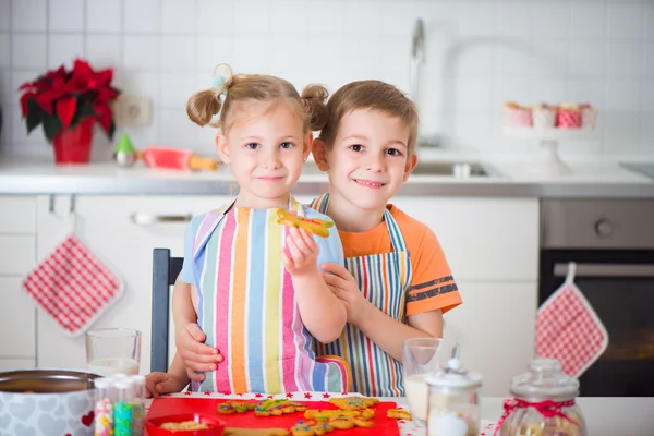 Sevimli erkek ve kız Noel kurabiyeleri evde hazırlanıyor — Stok fotoğraf