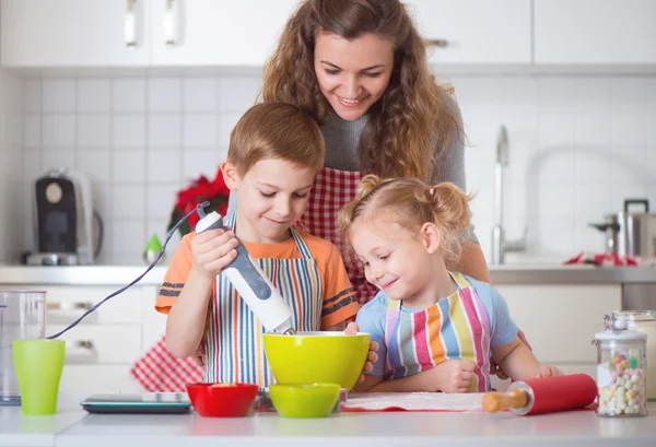 Familia feliz preparando galletas para la Nochebuena — Foto de Stock