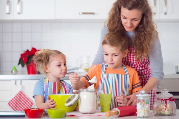 Família feliz preparando biscoitos para a véspera de Natal — Fotografia de Stock