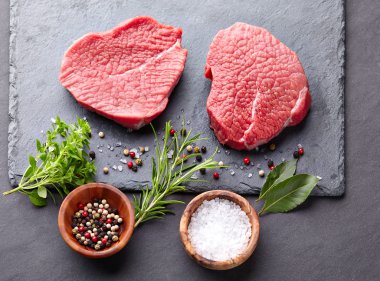 baharatlar ve otlar ile ham sığır eti