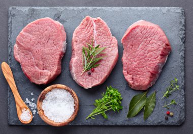 Portre bir grafit gemide baharat ile sığır eti