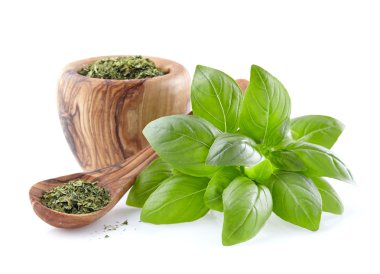 Fesleğen ile kuru fesleğen yaprağı