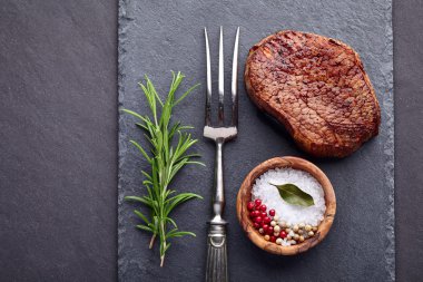 Bir grafit gemide baharat ile sığır eti biftek 