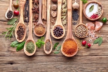 Tahtada otlar ve baharatlar