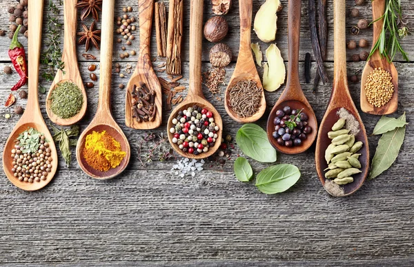 Hierbas con especias sobre fondo de madera — Foto de Stock