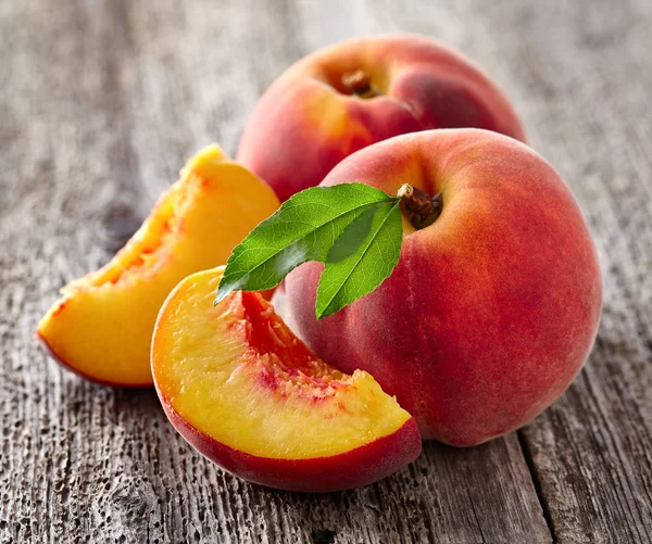 Fresh peaches on a wooden board — Stock Photo, Image