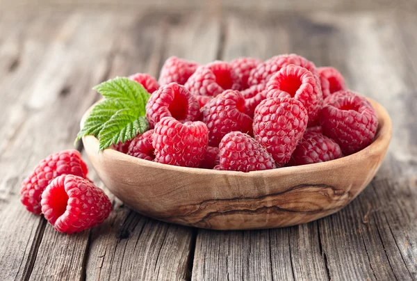 Fresh raspberry with leaf — Stock Photo, Image