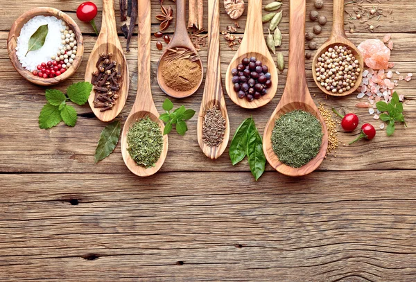 Kruiden en specerijen op een houten plank — Stockfoto