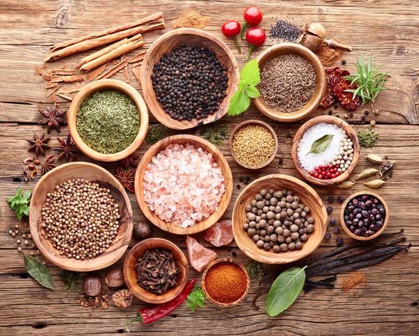 Hierbas y especias en una tabla de madera — Foto de Stock