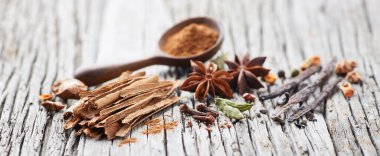 Ahşap arka planda baharatlar