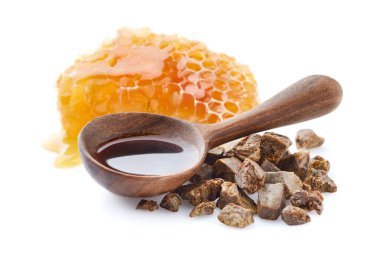 Tahta kaşıkla beyaz arka planda propolis tentürü. Doğal antibiyotik.