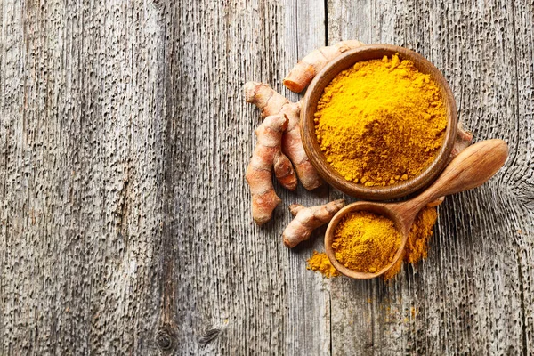 Raíz Cúrcuma Con Polvo Sobre Fondo Viejo Madera — Foto de Stock