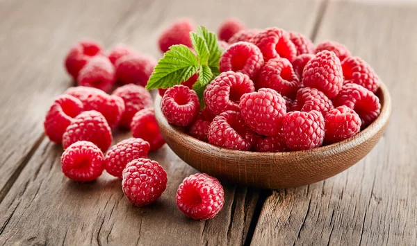 Raspberry Leaves Wooden Background — Stock Photo, Image