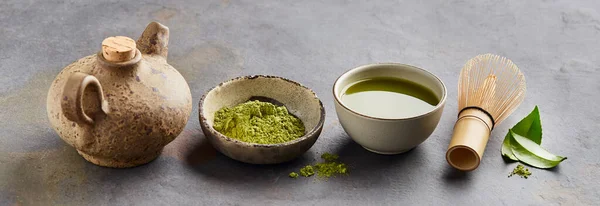 Matcha Con Batidor Bambú Chasen Hojas Camellia Sinensis Sobre Fondo — Foto de Stock