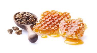 Beyaz arka planda propolis tanecikli bal petekleri