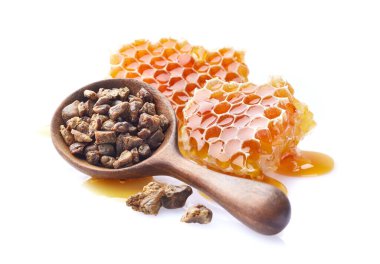 Beyaz arka planda propolis tanecikli bal petekleri