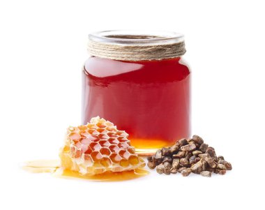 Beyaz arka planda propolis tentürü olan bal petekleri