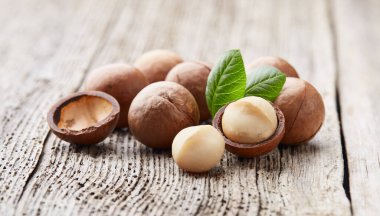 Tahtada yapraklar olan Macadamia.