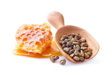 Beyaz arka planda propolis tanecikli bal petekleri