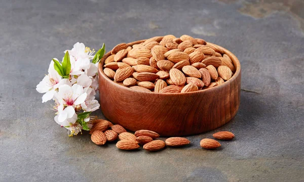 Almendras Con Ramita Sangre Sobre Fondo Gris — Foto de Stock