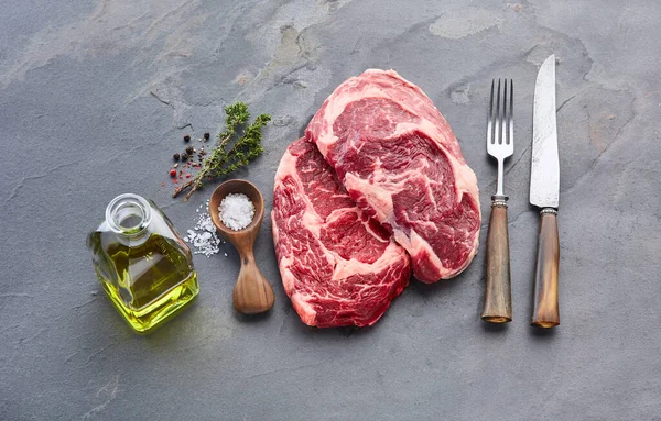 Bife Ribeye Com Especiarias Fundo Pedra — Fotografia de Stock