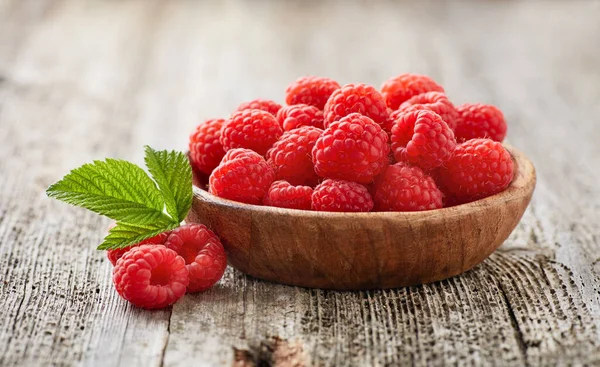 Framboises Avec Des Feuilles Sur Fond Vieux Bois — Photo