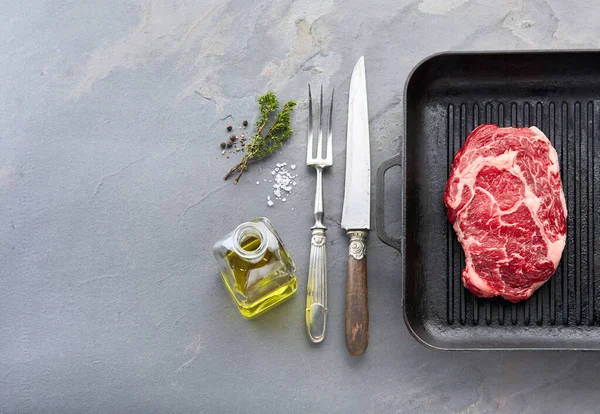 Bife Com Especiarias Frigideira Grelha Fundo Pedra — Fotografia de Stock