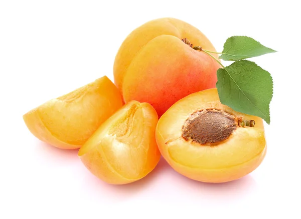 Спелые абрикосы с ломтиком — стоковое фото