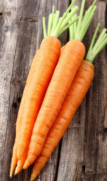 Carota su uno sfondo di legno — Foto Stock