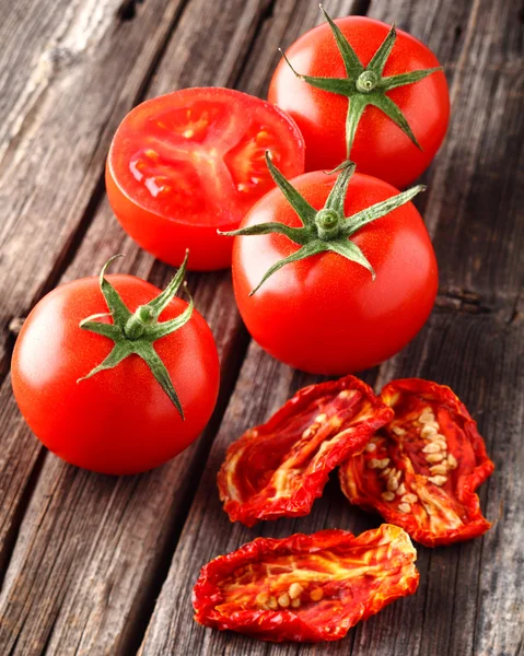 Tomate em um fundo de madeira — Fotografia de Stock