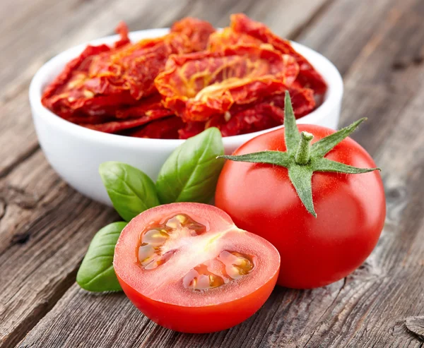 Tomate seco y fresco — Foto de Stock