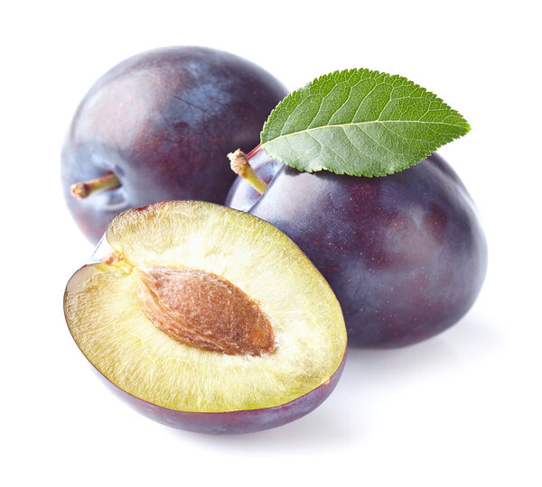 Ripe plums with leaves