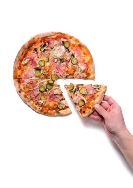 Mannenhand plukken pizza slice — Stockfoto